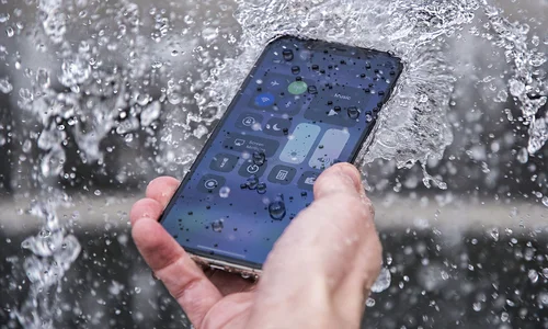 Залили iphone водо, пролили воду на айфон, что делать?